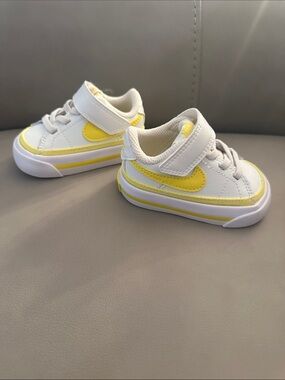 Nike Kids White and Yellow Velcro Low-Top Sneakers